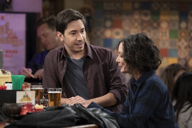 The Conners - Tangled Up In Blue - Filmfotók - Justin Long