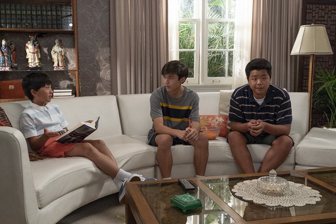 Fresh Off the Boat - Season 5 - The Hand That Sits the Cradle - Photos - Ian Chen, Forrest Wheeler, Hudson Yang