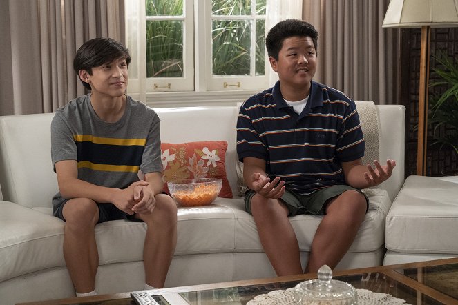 Fresh Off the Boat - The Hand That Sits the Cradle - Photos - Forrest Wheeler, Hudson Yang