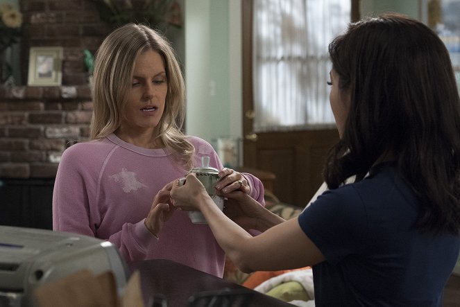 Fresh Off the Boat - Season 5 - The Hand That Sits the Cradle - Photos - Chelsey Crisp