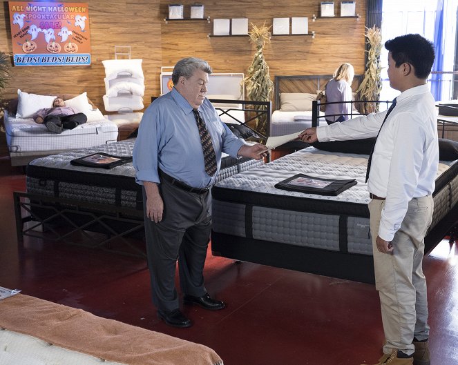 Fresh Off the Boat - Season 5 - Workin' the 'Ween - Photos - George Wendt