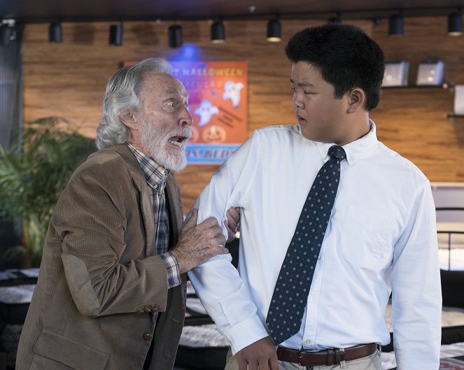 Fresh Off the Boat - Workin' the 'Ween - Photos - Hudson Yang