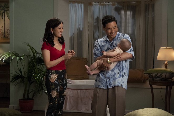 Fresh Off the Boat - Workin' the 'Ween - Photos - Constance Wu, Randall Park