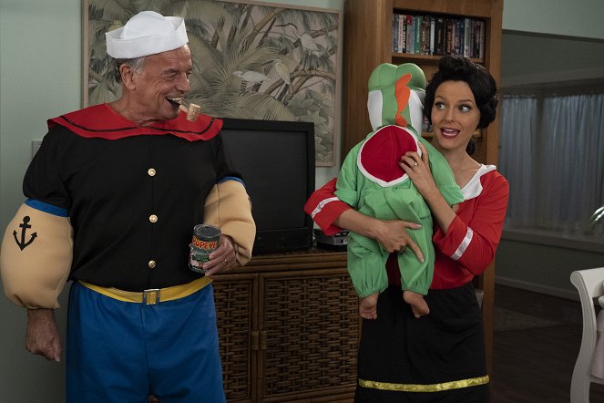 Fresh Off the Boat - Workin' the 'Ween - Photos - Ray Wise, Chelsey Crisp