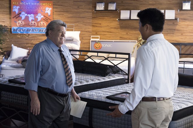 Fresh Off the Boat - Season 5 - Workin' the 'Ween - Photos - George Wendt