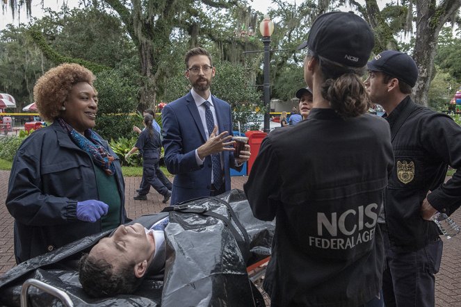 NCIS: New Orleans - Season 5 - Diplomatic Immunity - Photos - CCH Pounder, Rob Kerkovich, Lucas Black