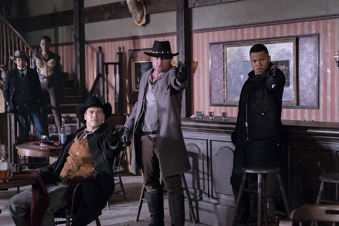 Legends of Tomorrow - The Good, The Bad and The Cuddly - Van film - Keiynan Lonsdale, Tracy Ifeachor, Nick Zano, Dominic Purcell, Franz Drameh