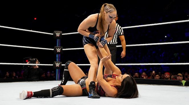 WWE Evolution - Do filme - Ronda Rousey, Nicole Garcia
