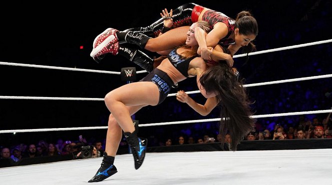 WWE Evolution - Do filme - Ronda Rousey, Brianna Garcia