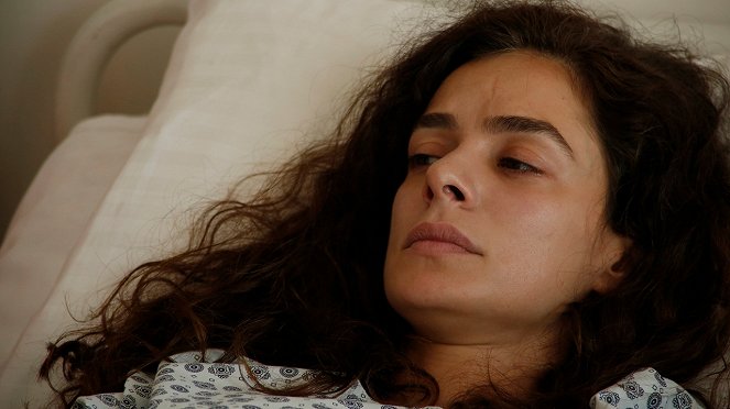 A Woman - Episode 3 - Photos - Özge Özpirinçci