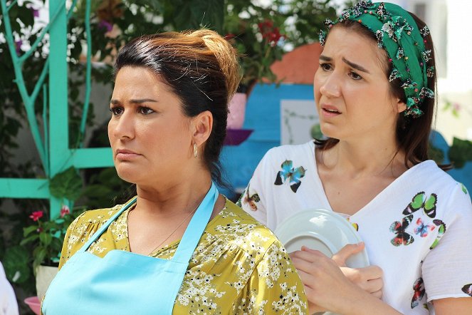Ege'nin hamsisi - Episode 4 - Kuvat elokuvasta - İclal Aydın, Bengi Öztürk
