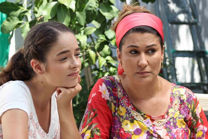 Ege'nin hamsisi - Episode 6 - De la película - Buse Meral, İclal Aydın