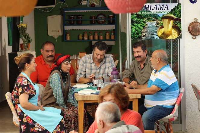 Ege'nin hamsisi - De la película - İclal Aydın, Cem Cücenoğlu, Asuman Dabak, Uğur Çavuşoğlu, Hakan Bilgin, Haldun Boysan