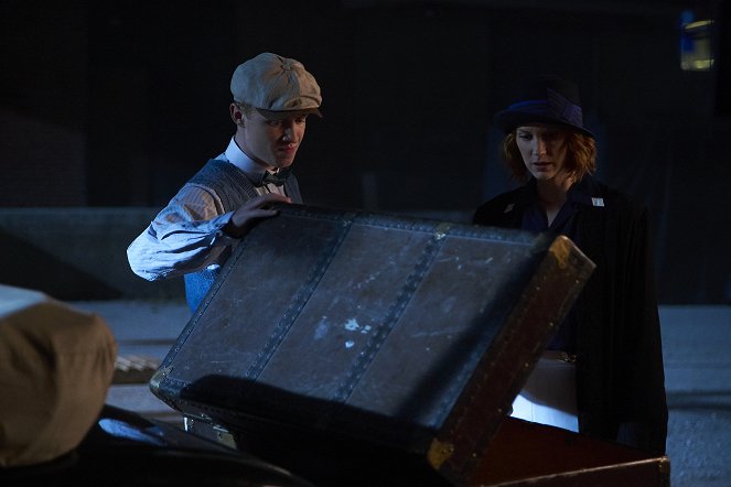 Frankie Drake Mysteries - Summer in the City - Van film - Gregg Lowe, Lauren Lee Smith