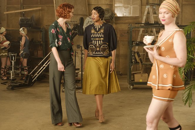 Frankie Drake Mysteries - Out of Focus - Photos - Lauren Lee Smith, Chantel Riley