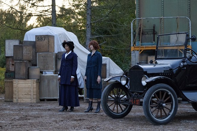 Frankie Drake Mysteries - Once Burnt Twice Spied - Photos - Chantel Riley, Lauren Lee Smith