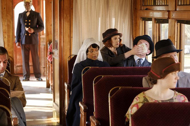 Frankie Drake Mysteries - Once Burnt Twice Spied - Photos - Chantel Riley, Lauren Lee Smith