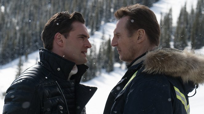 Venganza bajo cero - De la película - Tom Bateman, Liam Neeson