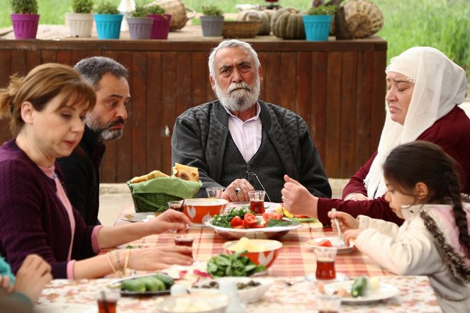 Kalk Gidelim - Episode 21 - De la película - Füsun Kostak, Kerem Kupacı, Beyazıt Gülercan, Nalan Okçuoğlu