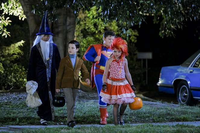 Young Sheldon - Ein Abend mit Satan, Carl Sagan und der heißen Veronica - Filmfotos - Ryan Phuong, Wyatt McClure, Iain Armitage, Raegan Revord