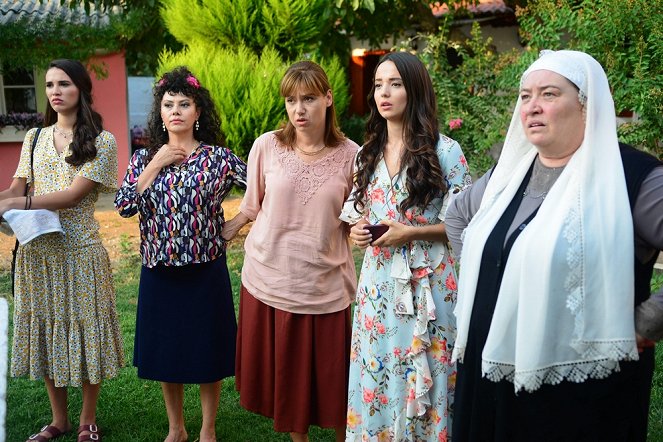 Kalk Gidelim - Episode 5 - De la película - Aslı Omağ, Füsun Kostak, Nalan Okçuoğlu