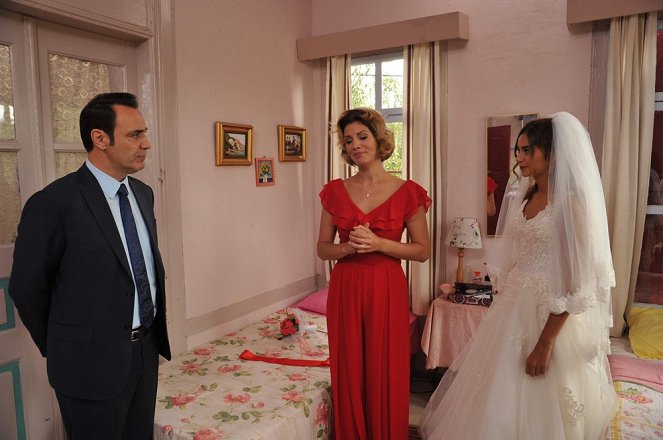 Kalk Gidelim - Episode 11 - Photos - Erkan Sever, Ayça Varlıer, Ece Aydemir