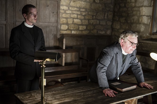 Father Brown - Season 5 - The Eve of St John - Photos - Oliver Gilbert, John Sessions