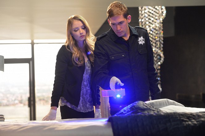 CSI: Crime Scene Investigation - Season 15 - Angle of Attack - Photos - Elisabeth Harnois, Eric Szmanda