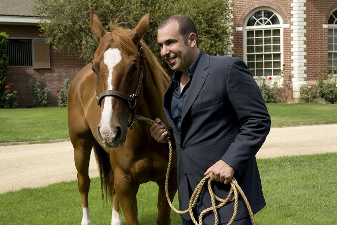 Leverage - The Two-Horse Job - Photos - Rick Hoffman