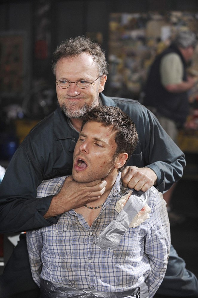 Psych - Season 4 - Shawn Takes a Shot in the Dark - Photos - Michael Rooker, James Roday Rodriguez