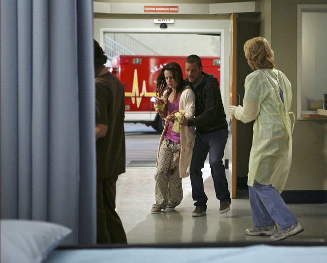 Grey's Anatomy - Freedom: Part 1 - Photos - Elizabeth Reaser, Justin Chambers