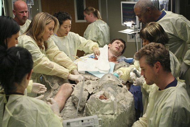 Grey's Anatomy - Freedom: Part 1 - Photos - Brooke Smith, Sandra Oh, James Pickens Jr., Chandra Wilson, Eric Dane