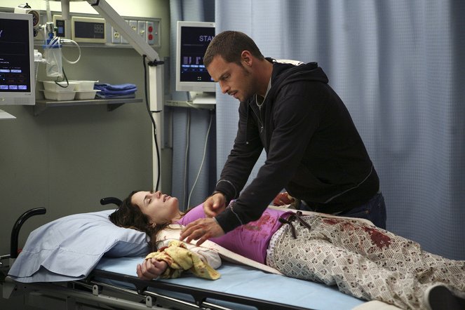 Grey's Anatomy - Freedom: Part 1 - Photos - Elizabeth Reaser, Justin Chambers