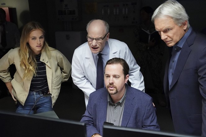 Agenci NCIS - Season 16 - Dziecko przeznaczenia - Z filmu - Emily Wickersham, Jim Meskimen, Sean Murray, Mark Harmon