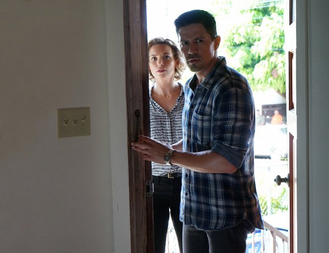 Magnum P.I. - Season 1 - The Cat Who Cried Wolf - Photos - Perdita Weeks, Jay Hernandez