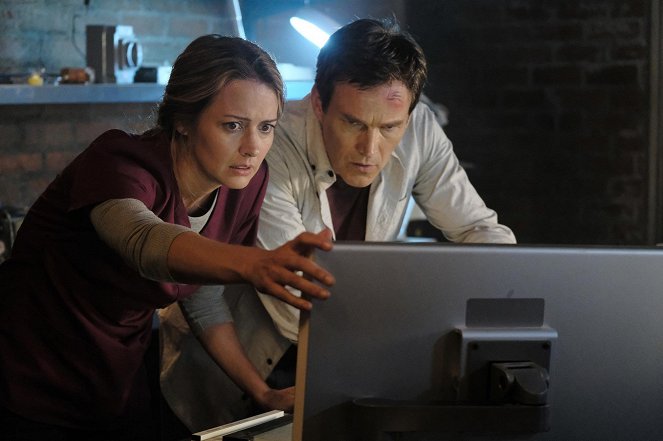 The Gifted - outMatched - Photos - Amy Acker, Stephen Moyer