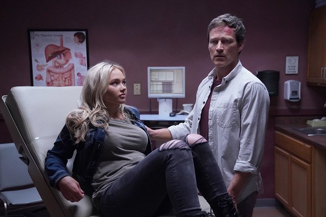The Gifted - afterMath - Photos - Natalie Alyn Lind, Stephen Moyer