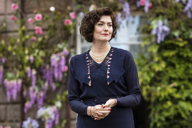 Ordeal by Innocence - Episode 1 - Van film - Anna Chancellor