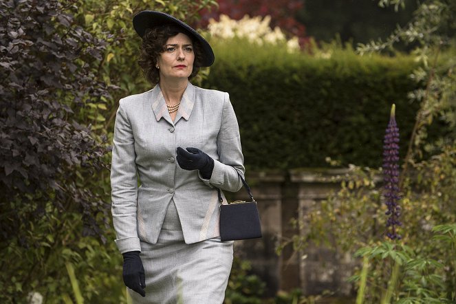 Ordeal by Innocence - Episode 1 - Van film - Anna Chancellor