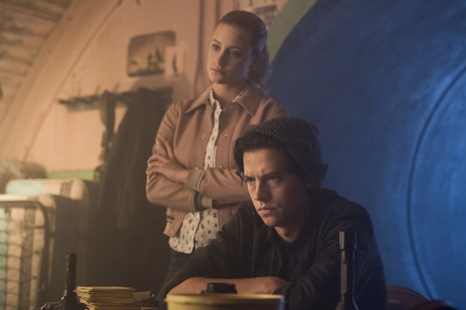 Riverdale - Chapter Thirty-Seven: Fortune and Men's Eyes - Photos - Lili Reinhart, Cole Sprouse