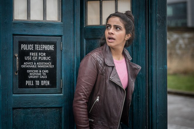 Doctor Who - Season 11 - Arachnids in the UK - Van film - Mandip Gill