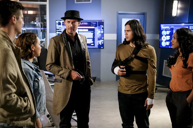 The Flash - The Death of Vibe - Photos - Jessica Parker Kennedy, Tom Cavanagh, Carlos Valdes, Candice Patton