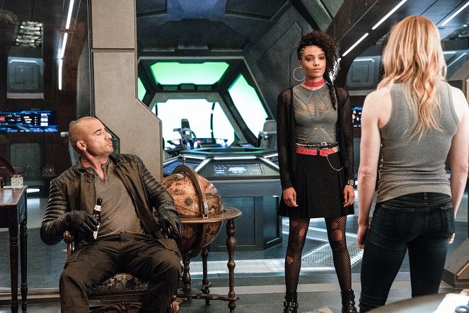 Legends of Tomorrow - Season 4 - Wet Hot American Bummer - Photos - Dominic Purcell, Maisie Richardson-Sellers