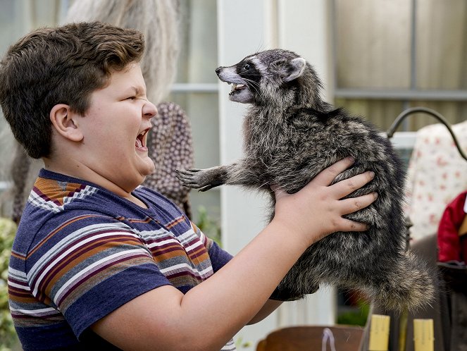 Young Sheldon - Carbon Dating and a Stuffed Raccoon - Photos - Wyatt McClure