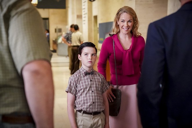 Young Sheldon - Carbon Dating and a Stuffed Raccoon - Photos - Iain Armitage, Andrea Anders