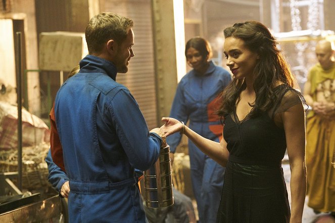 Killjoys - Sporemageddon - Kuvat elokuvasta - Aaron Ashmore, Hannah John-Kamen