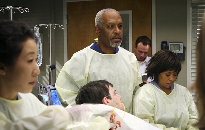 Grey's Anatomy - Season 4 - Freedom: Part 2 - Photos - James Pickens Jr., Chandra Wilson