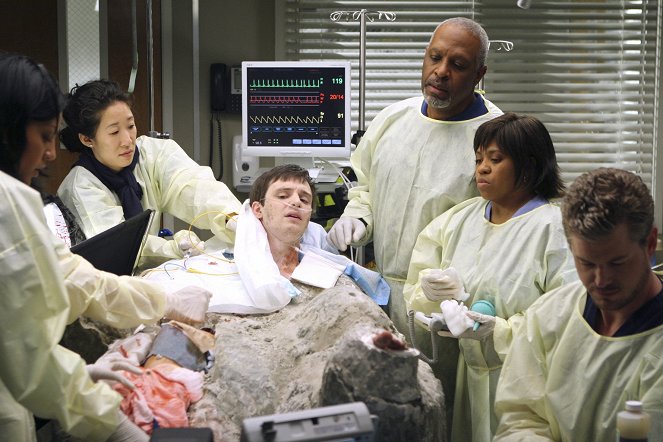 Grey's Anatomy - Freedom: Part 2 - Van film - Sandra Oh, James Pickens Jr., Chandra Wilson, Eric Dane