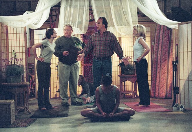 According to Jim - Season 2 - The Closet - Kuvat elokuvasta - Larry Joe Campbell, Jim Belushi, Courtney Thorne-Smith
