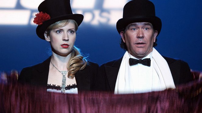 Leverage - The Top Hat Job - Photos - Beth Riesgraf, Timothy Hutton